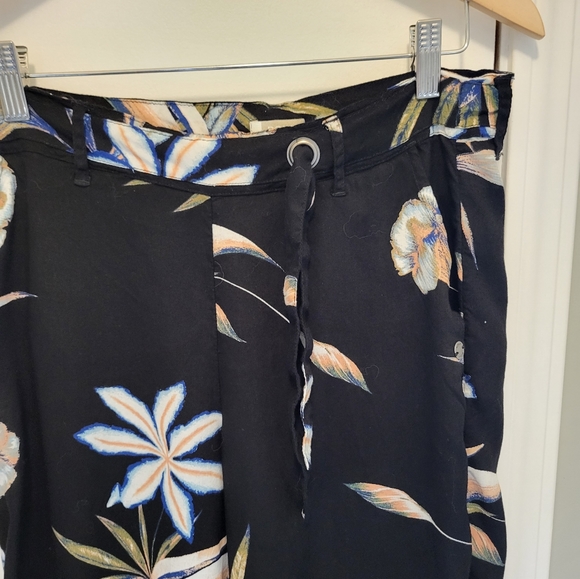 Roxy Waterfall Light Culottes Size Large Black and Floral - Picture 6 of 11